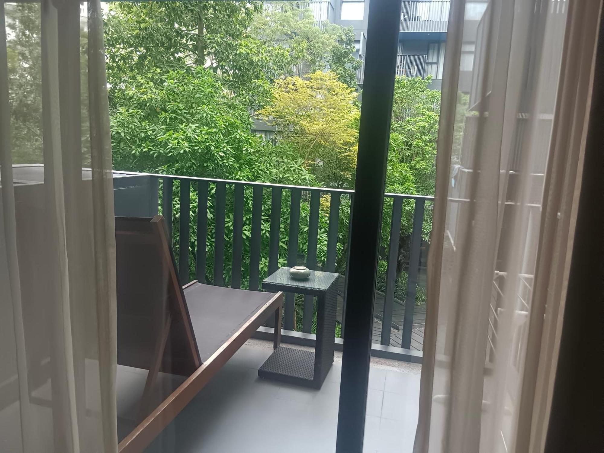 The Deck Aparthotel *